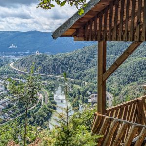 Die untere Lahn bietet spektakulaere Aussichten. Foto: Simon Ostermann