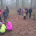 Die Kinder beim Pflanzen der Bäume.JPG