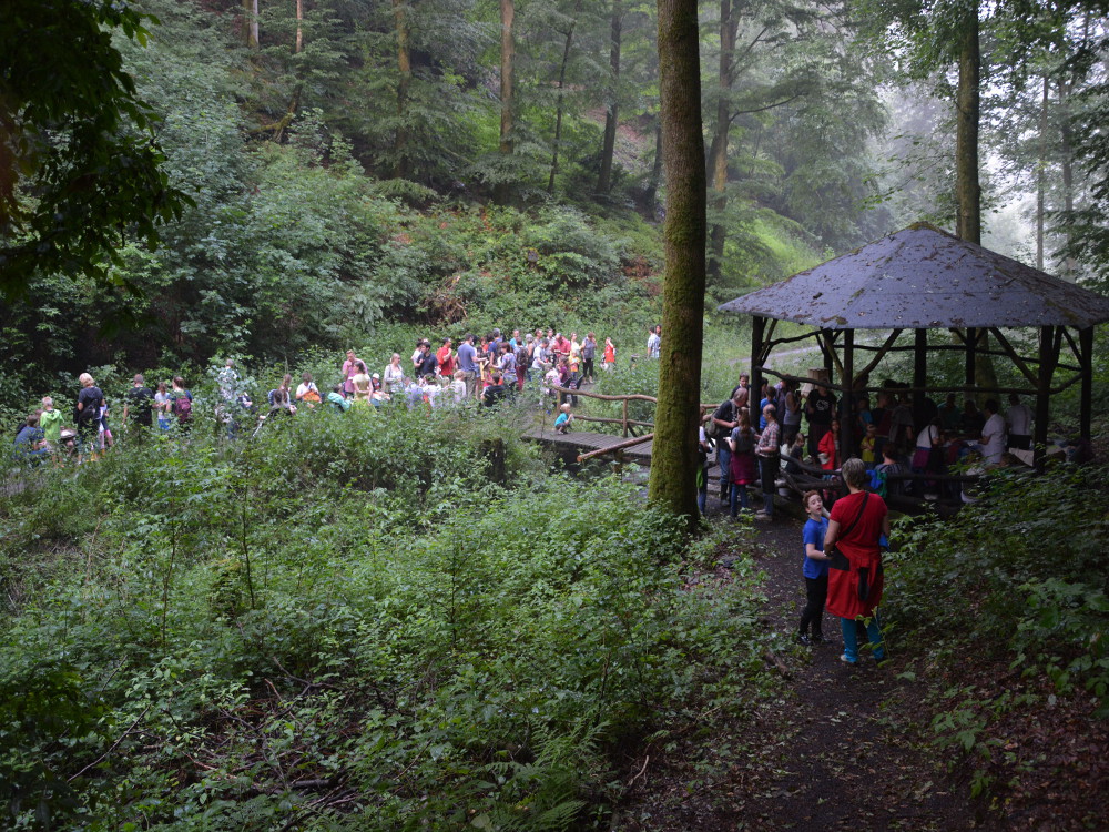 Besucher des Zauberwaldes an der Huette Charlottenruhe.JPG