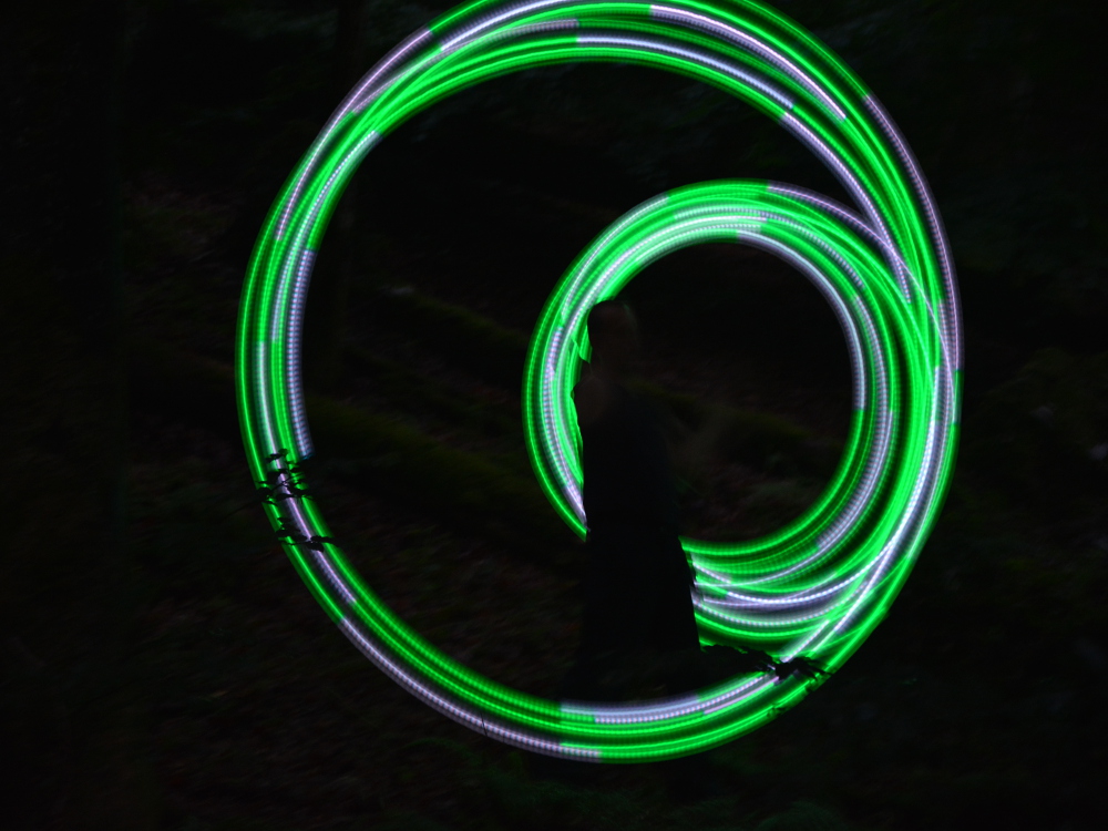 Christof Heiner jonglierte mit LED baellen und Stangen.JPG