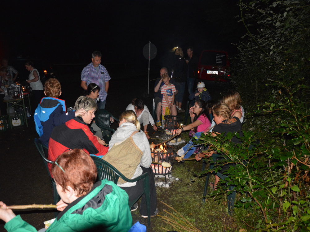 Stockbrotbacken ueber offenem Feuer.JPG